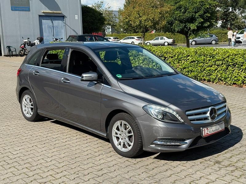 Grau Gebraucht 2012 Mercedes B200 Van / Kleinbus | 12.800 € (Fairer Preis) - Bild 1/2