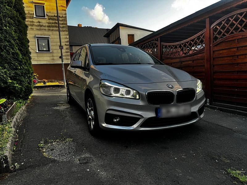 Silber Gebraucht 2015 BMW 218 Kombi | 10.900 € (Superpreis) - Bild 1/4