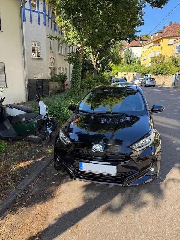 Schwarz Gebraucht 2024 Toyota Yaris Hybrid Team Limousine | 23.900 € (Etwas zu teuer) - Bild 1/4