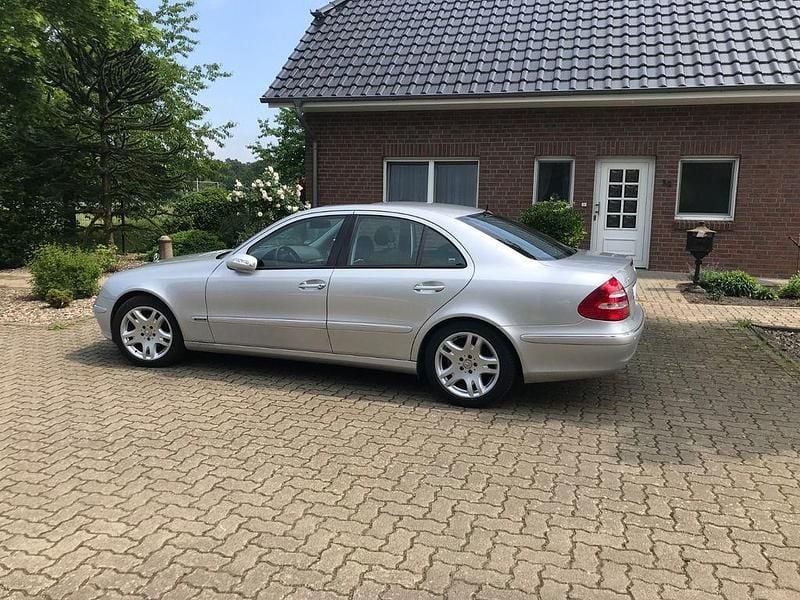 Silber Gebraucht 2003 Mercedes E320 Elegance Limousine | 16.899 € - Bild 1/4