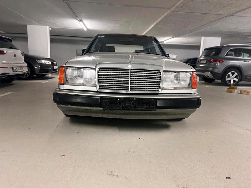 Silber Gebraucht 1992 Mercedes 200 Limousine | 1.995 € - Bild 1/4