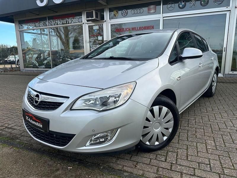 Gebraucht Opel Astra Design Edition 116 PS (85 kW) 2011 Silber Limousine