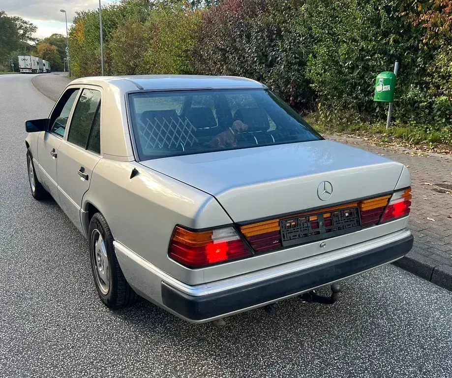 Gebraucht Mercedes E200 136 PS (100 kW) 1993 Silber Limousine
