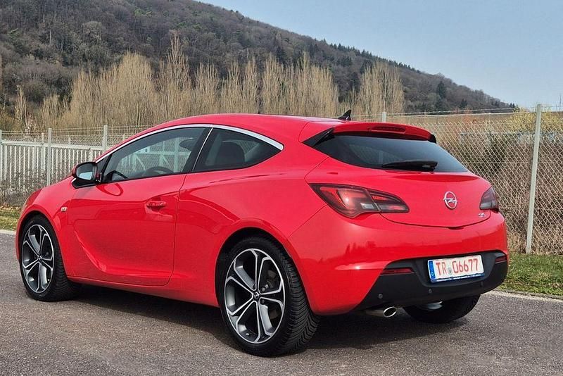 Gebraucht Opel Astra GTC Innovation 179 PS (131 kW) 2012 Rot Coupé