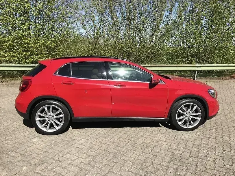 Gebraucht Mercedes GLA180 122 PS (89 kW) 2016 Jupiterrot  unilack SUV