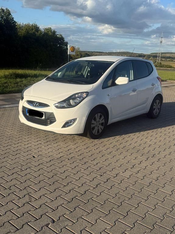 Weiß Gebraucht 2013 Hyundai ix20 Kleinwagen | 4.800 € (Fairer Preis) - Bild 1/4
