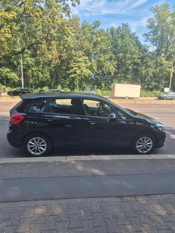 Schwarz Gebraucht 2016 BMW 216 Active Tourer Van / Kleinbus | 7.899 € (Guter Preis) - Bild 1/4