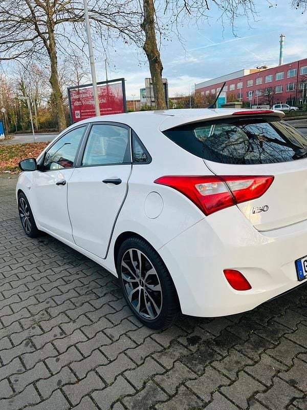 Weiß Gebraucht 2015 Hyundai i30 Limousine | 7.750 € (Fairer Preis) - Bild 1/4