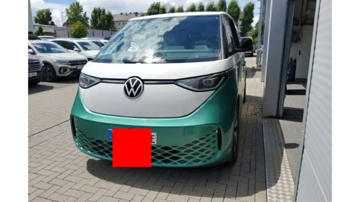 Gebraucht VW ID. Buzz Pro 150 kW (204 PS) 2023 96 candyweiß/bay leaf green m Van / Kleinbus
