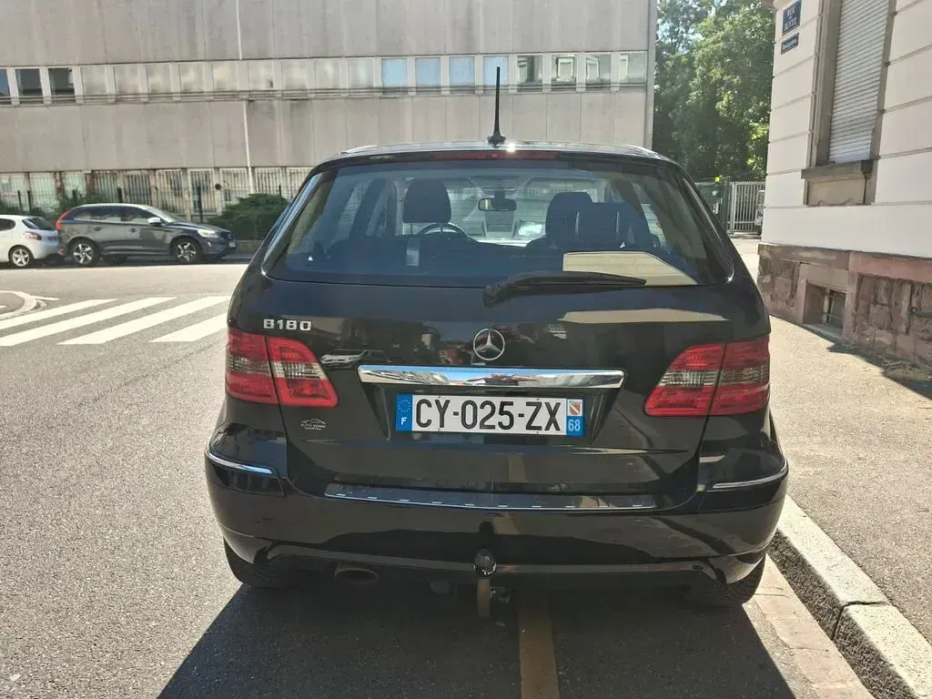 Gebraucht Mercedes B180 116 PS (85 kW) 2011 Schwarz Kleinwagen