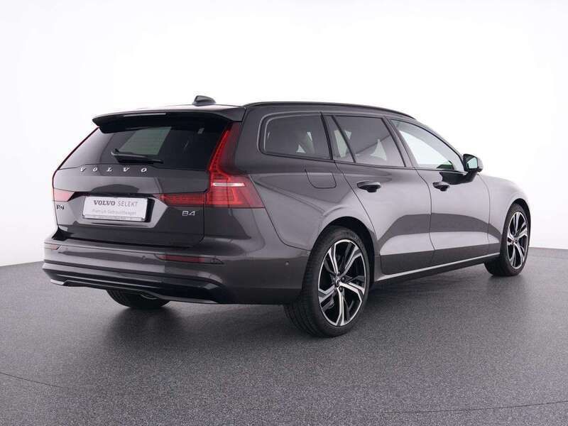 Gebraucht Volvo V60 Plus 197 PS (144 kW) 2023 Platinum grey / metallic Kombi