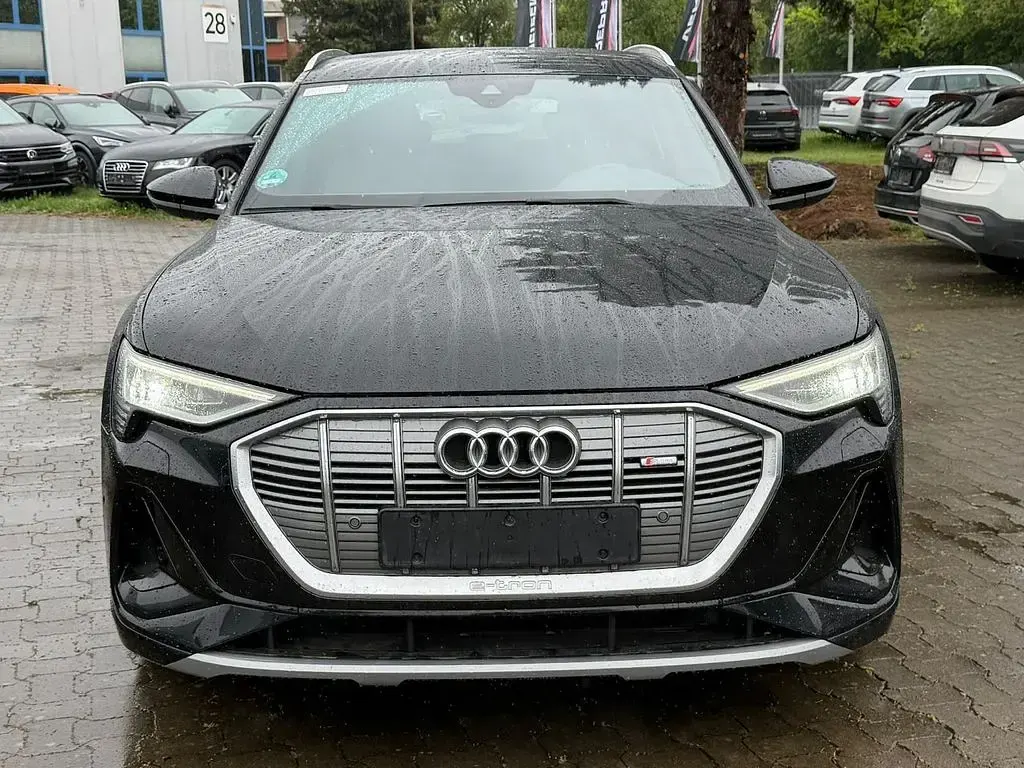 Second-hand Audi e-tron S-Line 230 kW (313 CP) 2023 Negru SUV
