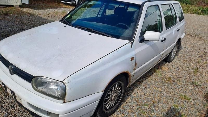 Weiß Gebraucht 1998 VW Golf IV Limousine | 900 € (Guter Preis) - Bild 1/4