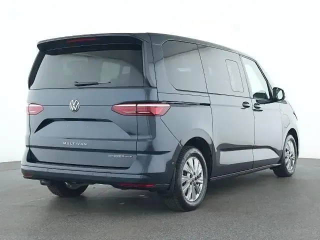 Gebraucht VW Multivan Life 177 PS (130 kW) 2025 Starlight blue metallic Van / Kleinbus