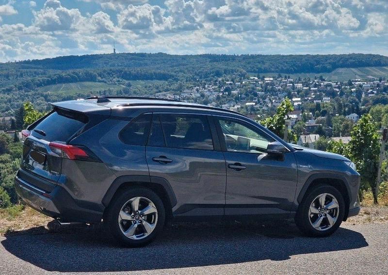 Grau Gebraucht 2019 Toyota RAV4 Hybrid Club SUV | 31.500 € (Teuer) - Bild 1/4