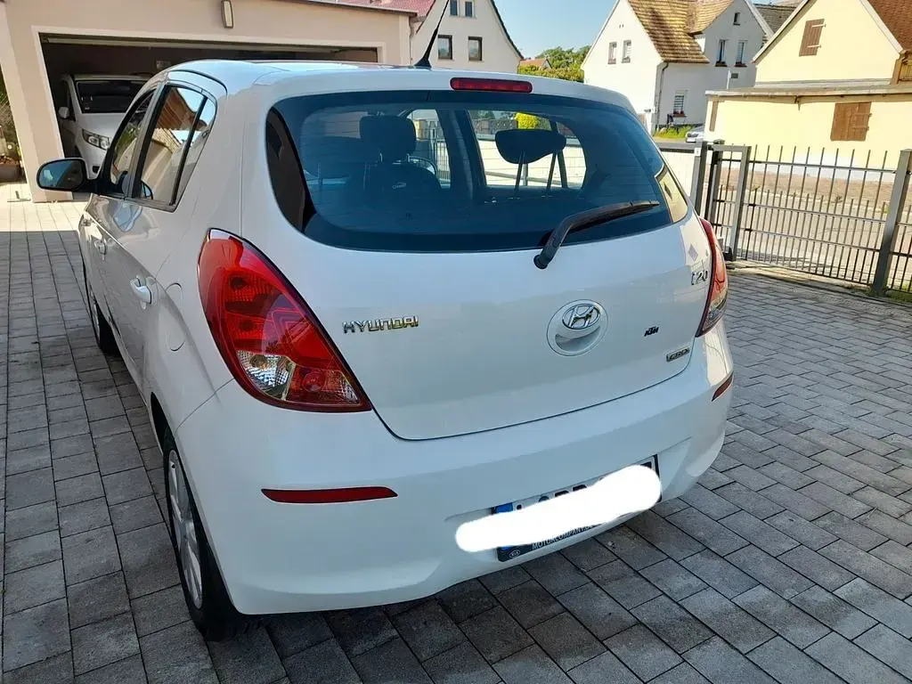 Gebraucht Hyundai i20 Edition 75 PS (55 kW) 2013 Weiß Kleinwagen