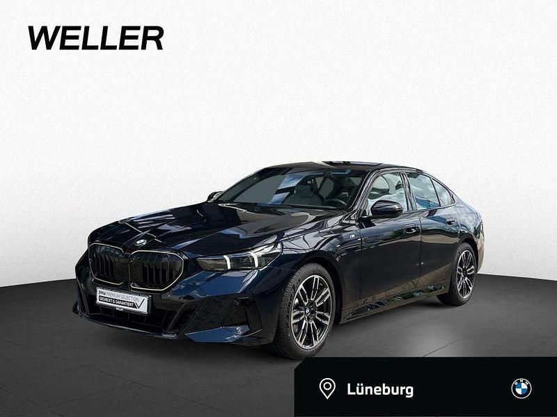 Carbonschwarz (schwarz) Gebraucht 2024 BMW 520 Shadowline Limousine | 50.990 € (Fairer Preis) - Bild 1/4