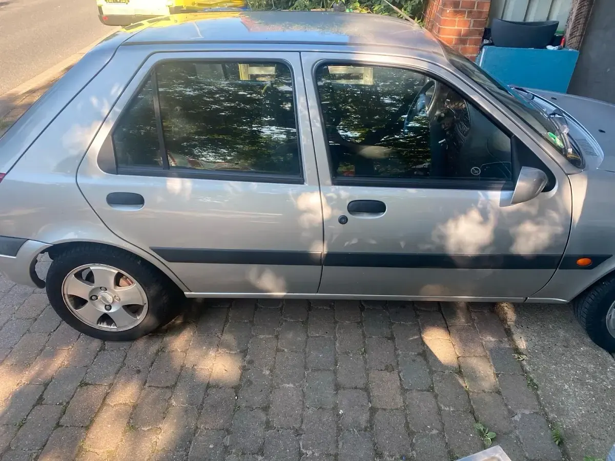 Gebraucht Ford Fiesta 60 PS (44 kW) 2001 Silber Kleinwagen