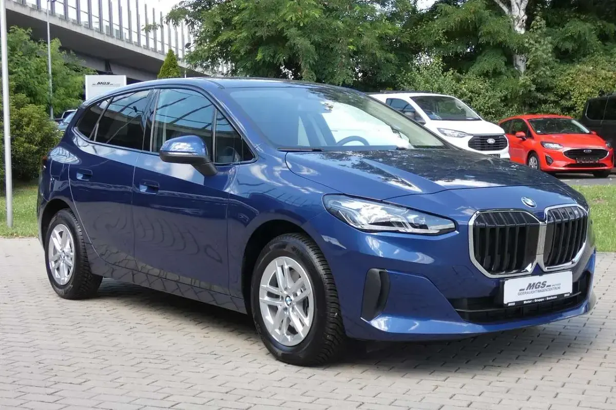 Gebraucht BMW 218 Active Tourer Performance 136 PS (100 kW) 2025 Night dusk blue Van / Kleinbus