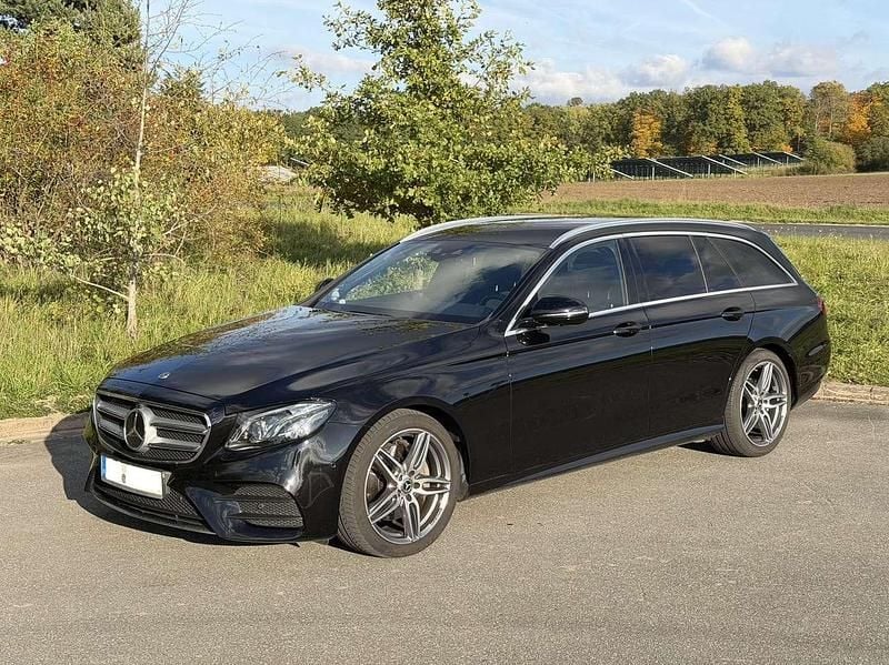 Schwarz Gebraucht 2018 Mercedes E300 AMG Kombi | 28.899 € (Fairer Preis) - Bild 1/4