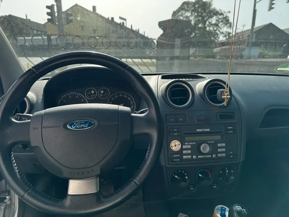 Używany Ford Fiesta 80 KM (58 kW) 2007 Srebrny Hatchback