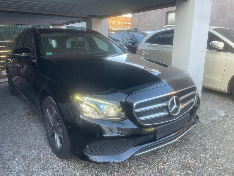 Gebraucht Mercedes E200 Avantgarde 150 PS (110 kW) 2019 Schwarz Limousine