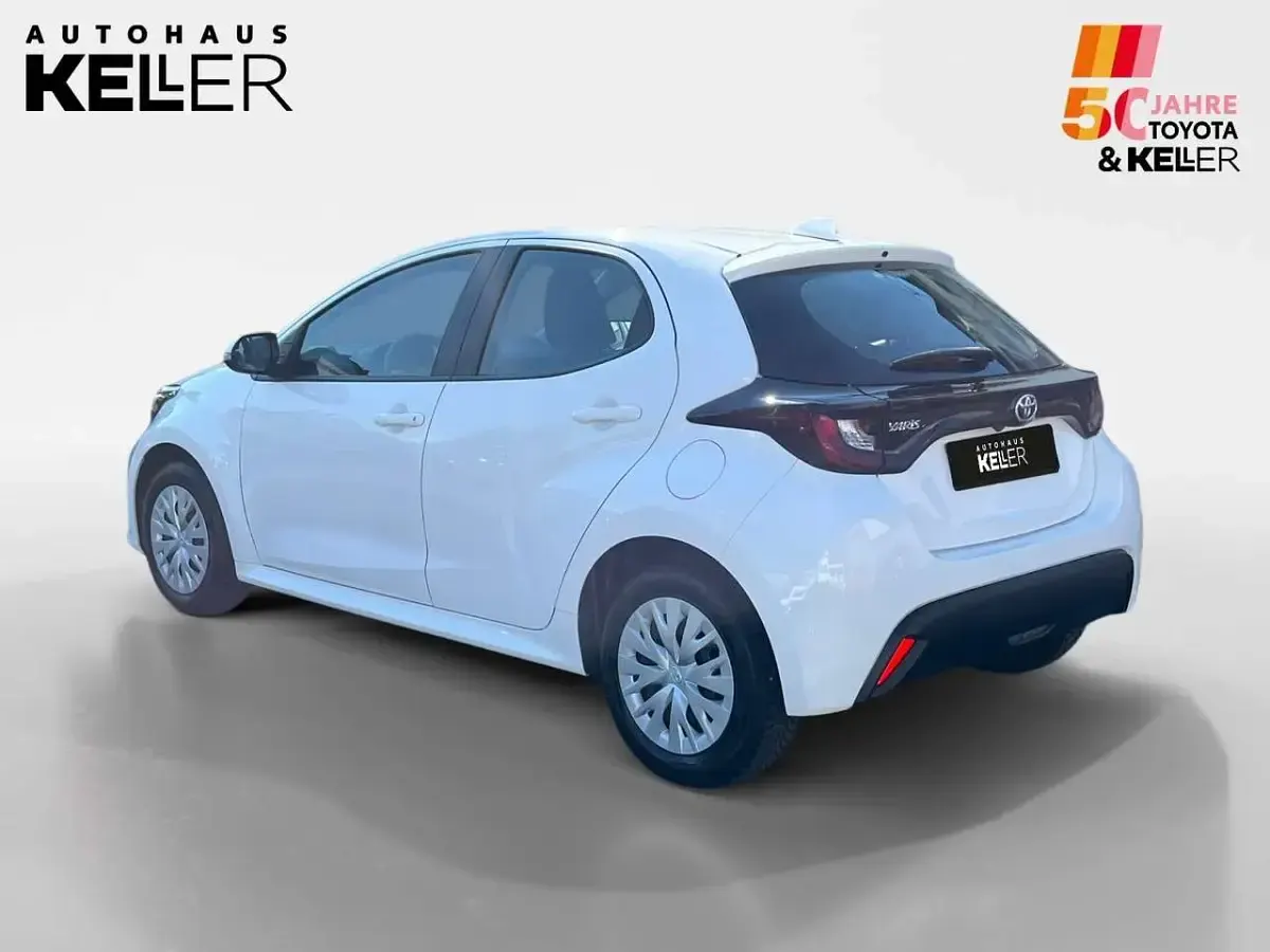 Gebraucht Toyota Yaris Basis 72 PS (52 kW) 2022 Schneeweiß Kleinwagen