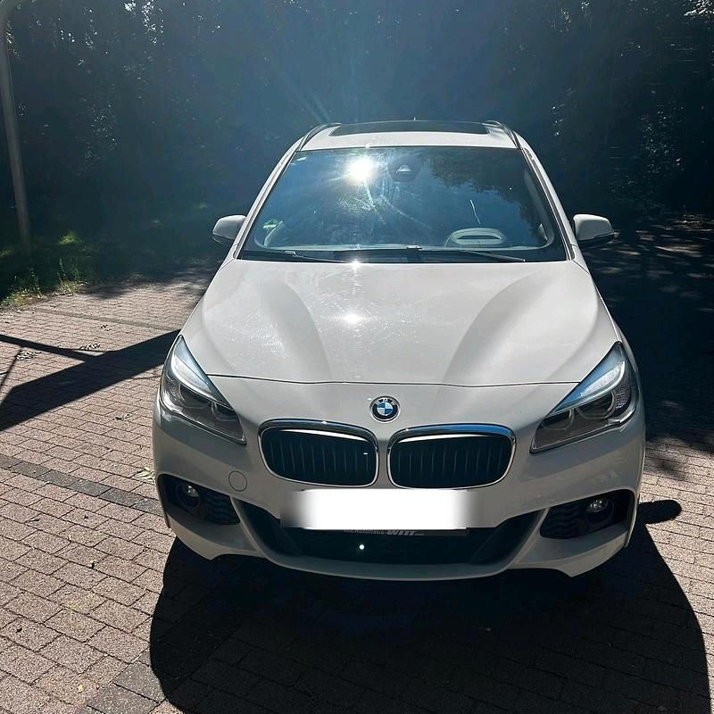 Weiß Gebraucht 2017 BMW 220 Gran Tourer M Sport Van / Kleinbus | 20.999 € - Bild 1/4