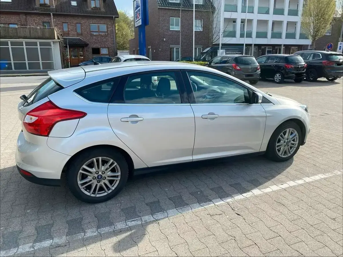 Gebraucht Ford Focus Trend 125 PS (91 kW) 2012 Silber Limousine
