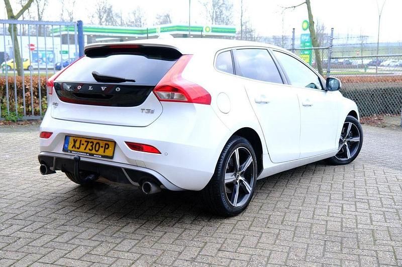 Gebraucht Volvo V40 152 PS (111 kW) 2019 Weiß Limousine