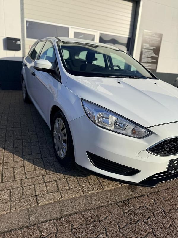 Gebraucht Ford Focus Ambiente 95 PS (69 kW) 2015 Weiß Kombi