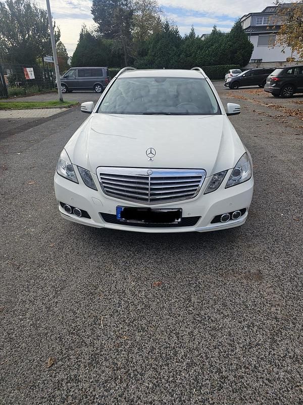 Weiß Gebraucht 2011 Mercedes E220 Kombi | 5.750 € (Superpreis) - Bild 1/4