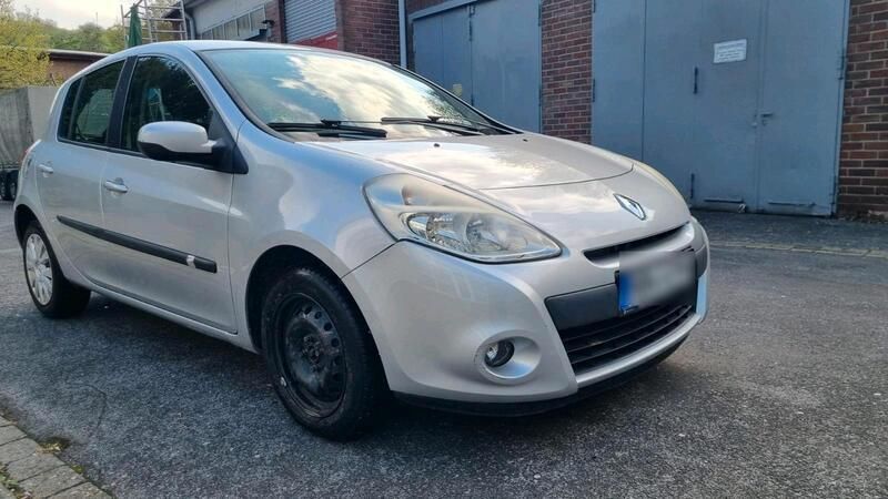 Silber Gebraucht 2011 Renault Clio II Kleinwagen | 1.900 € (Fairer Preis) - Bild 1/4