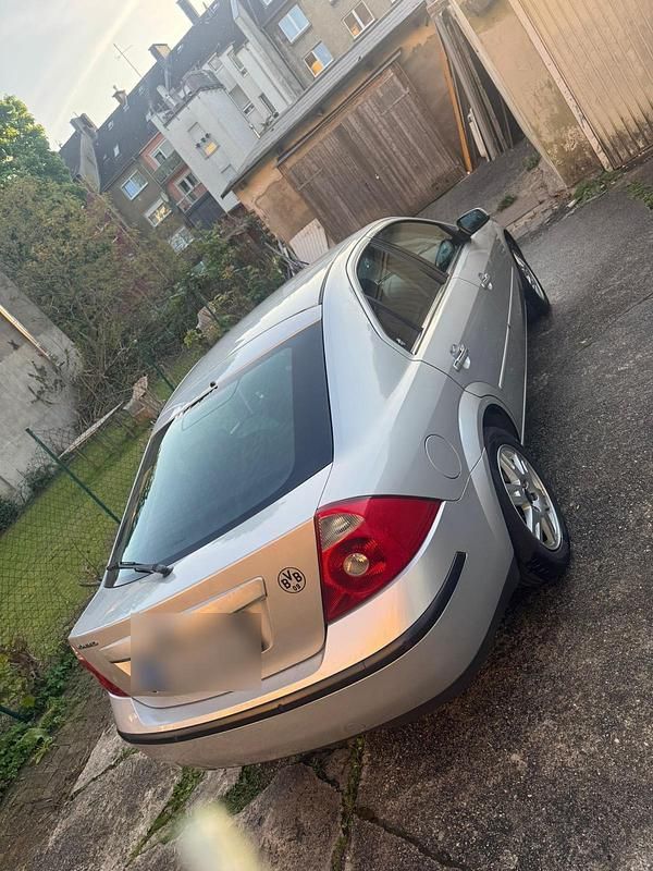 Usado Ford Mondeo Ghia 125 CV (91 kW) 2004 Plateado Berlina