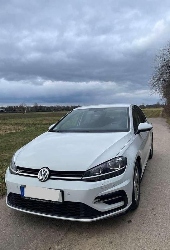 Weiß Gebraucht 2017 VW Golf VII Sound Kleinwagen | 15.600 € (Fairer Preis) - Bild 1/4