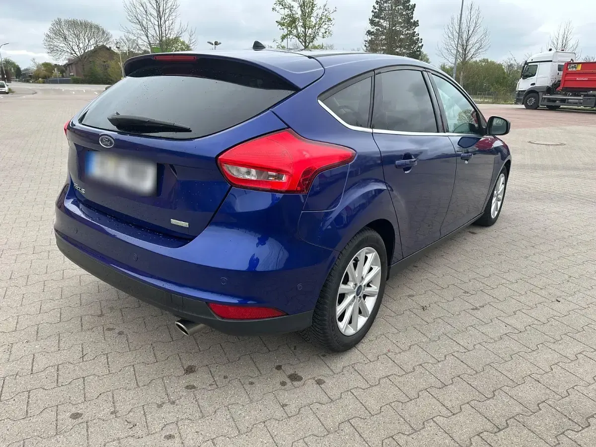 Begagnad Ford Focus Titanium 150 HK (110 kW) 2016 Blå Sedan