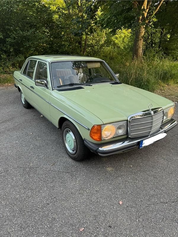 Gebraucht Mercedes 250 129 PS (94 kW) 1978 Grün Limousine