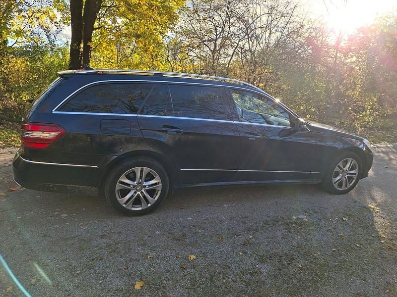 Gebraucht Mercedes E250 Avantgarde 204 PS (150 kW) 2012 Blau Kombi