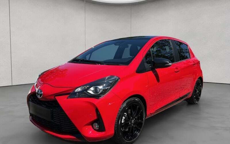 Rot Gebraucht 2020 Toyota Yaris Hybrid Sport Limousine | 17.990 € (Superpreis) - Bild 1/4