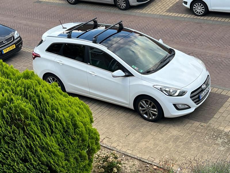 Weiß Gebraucht 2016 Hyundai i30 Passion Kombi | 7.200 € (Fairer Preis) - Bild 1/4