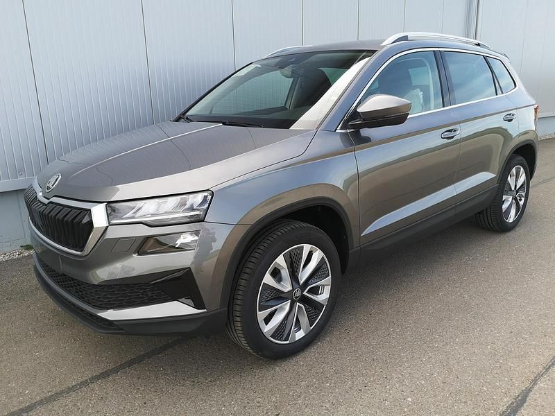 Graphitgrau metallic Neu 2025 Skoda Karoq Selection SUV | 39.690 € (Fairer Preis) - Bild 1/4