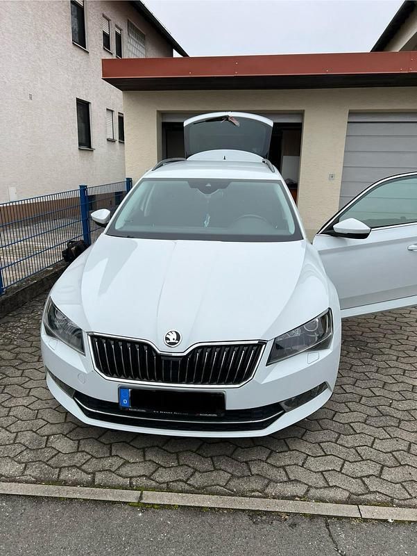 Weiß Gebraucht 2016 Skoda Superb Kombi | 13.000 € (Superpreis) - Bild 1/4