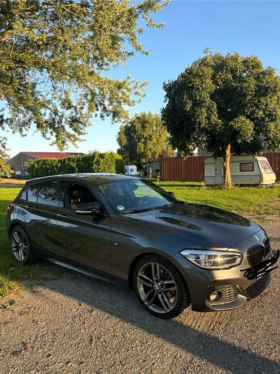 Grau Gebraucht 2016 BMW 120 M Sport Kleinwagen | 18.500 € (Fairer Preis) - Bild 1/4