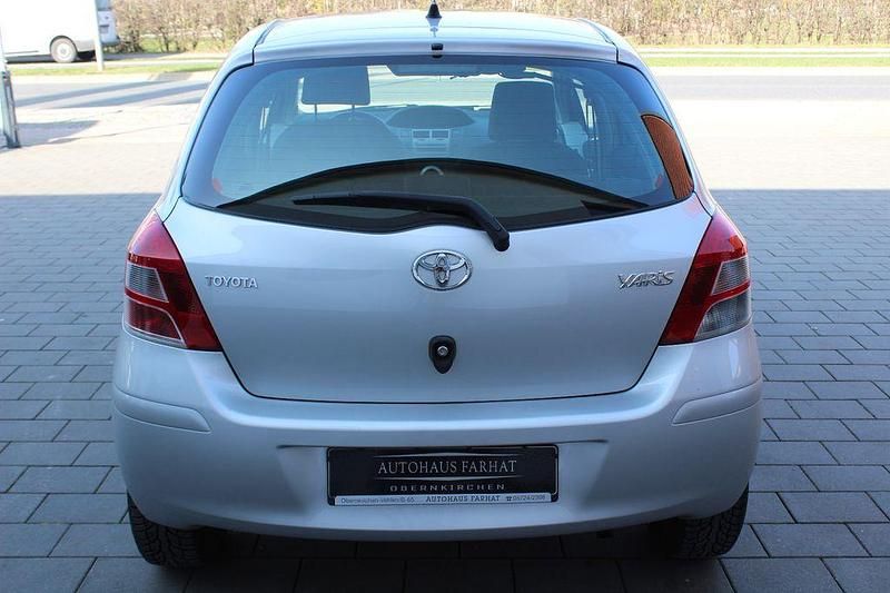 Gebraucht Toyota Yaris Cool 69 PS (50 kW) 2011 Silber Kleinwagen