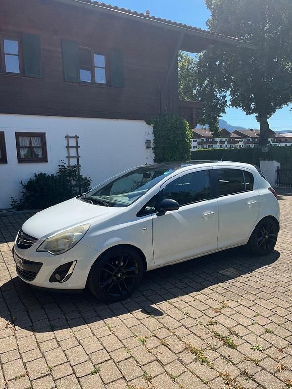 Weiß Gebraucht 2012 Opel Corsa Color Edition Limousine | 2.800 € (Guter Preis) - Bild 1/4