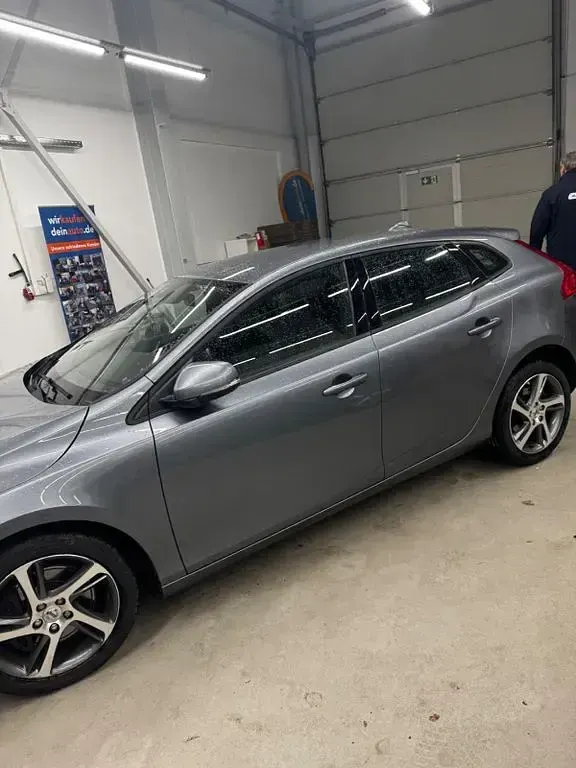 Gebraucht Volvo V40 Momentum 120 PS (88 kW) 2016 Grau Limousine