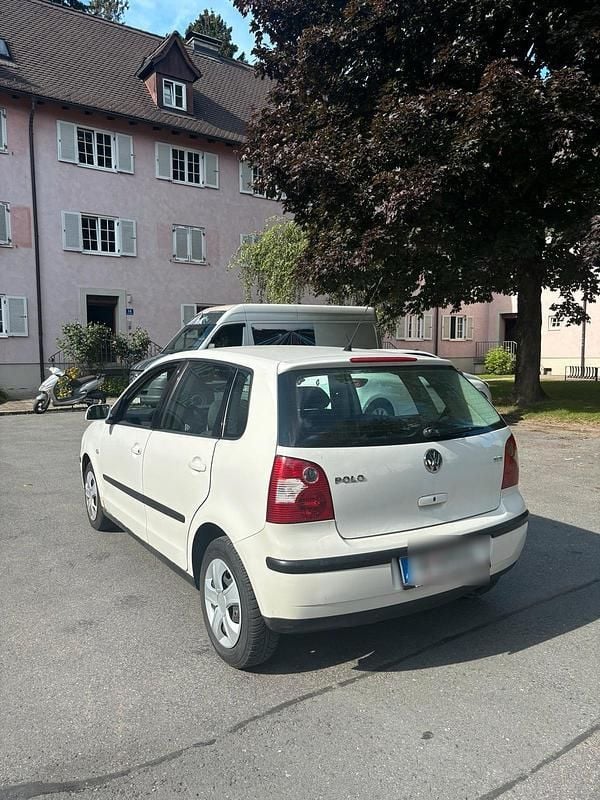 Weiß Gebraucht 2002 VW Polo Limousine | 300 € - Bild 1/4