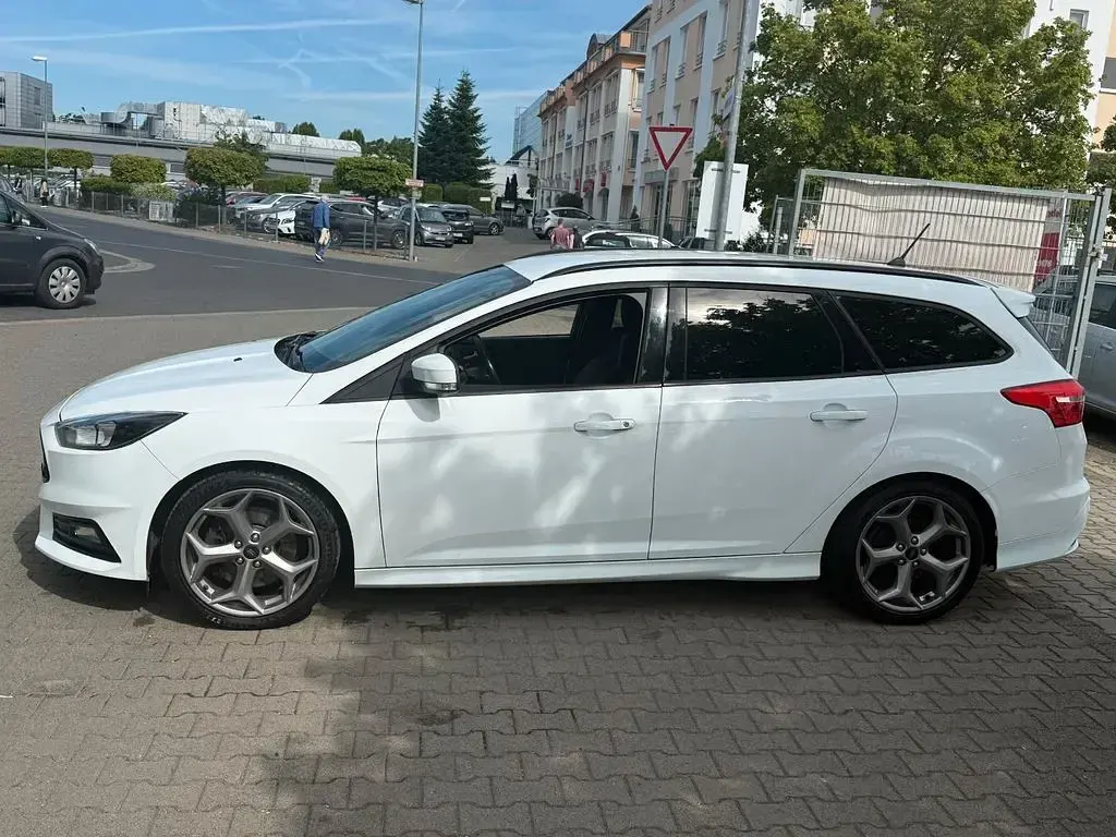 Gebraucht Ford Focus ST 250 PS (183 kW) 2018 Weiß Kombi