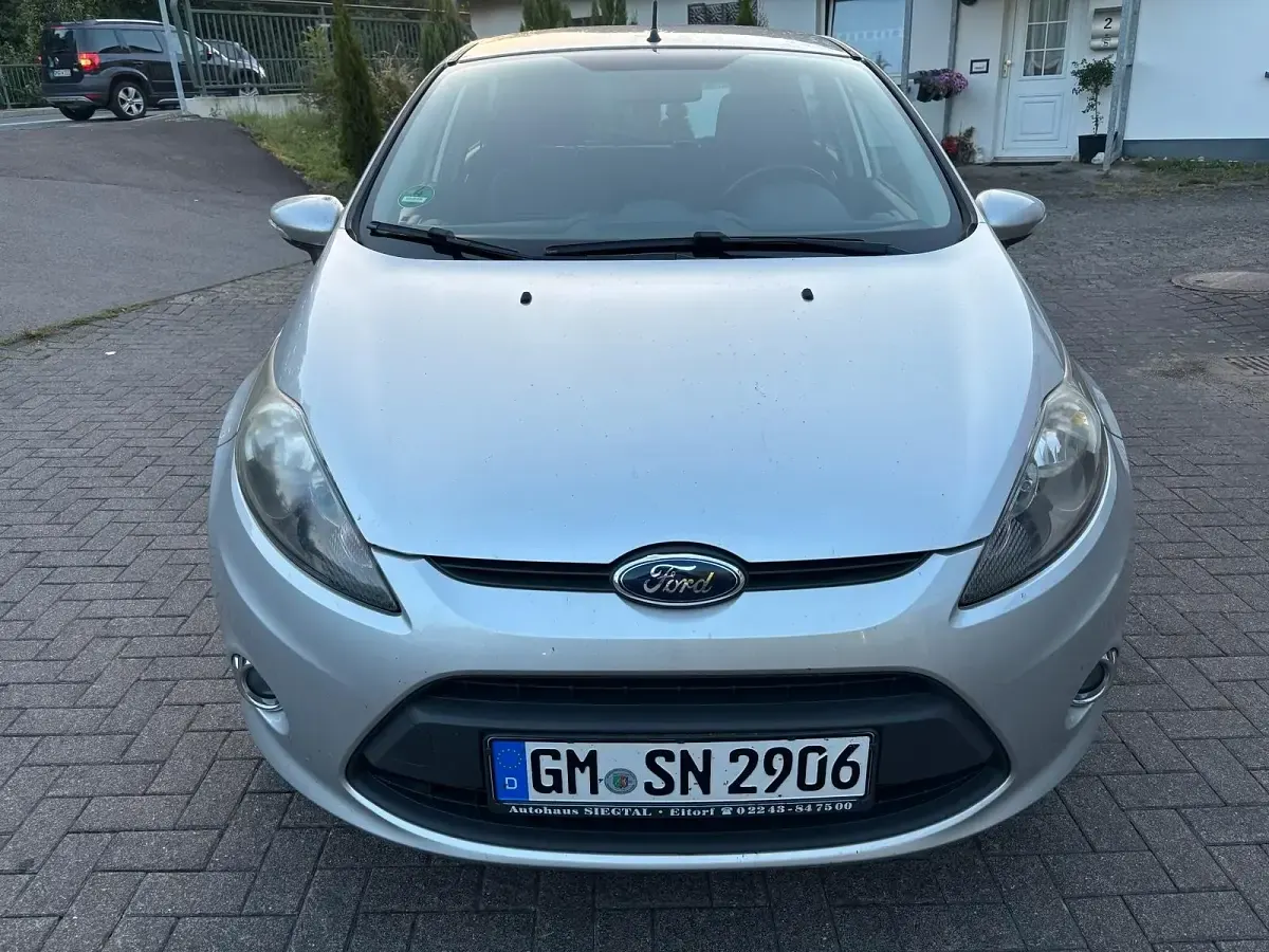 Gebraucht Ford Fiesta Trend 95 PS (69 kW) 2012 Silber Limousine