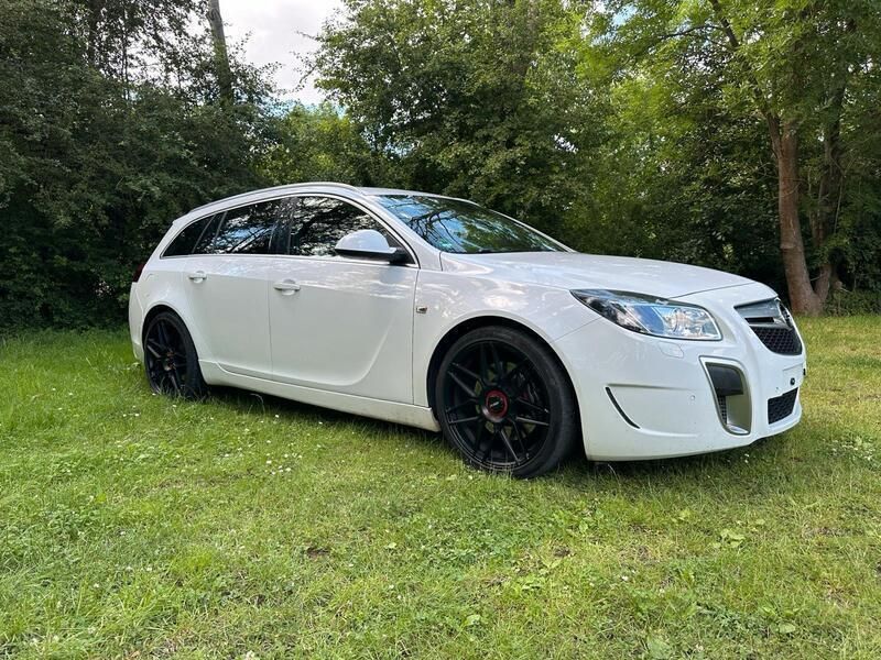 Weiß Gebraucht 2011 Opel Insignia OPC Kombi | 12.000 € - Bild 1/4